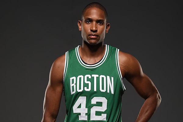 亚马尔父亲比赛中多次挑衅贝蒂斯球迷，最终被安保带走（亚马尔之父比赛期间反复挑衅贝蒂斯球迷，最终被安保请离场）