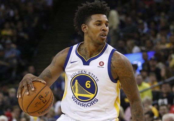 球员直接摊手，态度很明显（球员摊手示意，态度一目了然）