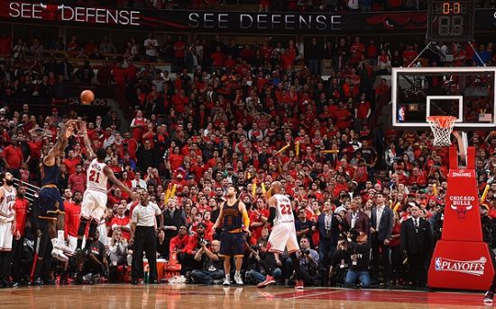 太尴尬！梁靖崑被观众“表白”，一脸严肃，孙颖莎偷笑，队友都懵了（尴尬瞬间！观众当众向梁靖崑示爱，他神情严肃，孙颖莎偷笑，队友全懵）