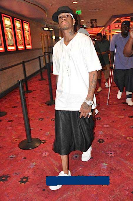 客战那不勒斯替补登场，科斯蒂奇达成尤文生涯100场里程碑（客场对阵那不勒斯替补登场，科斯蒂奇迎来尤文生涯第100场）